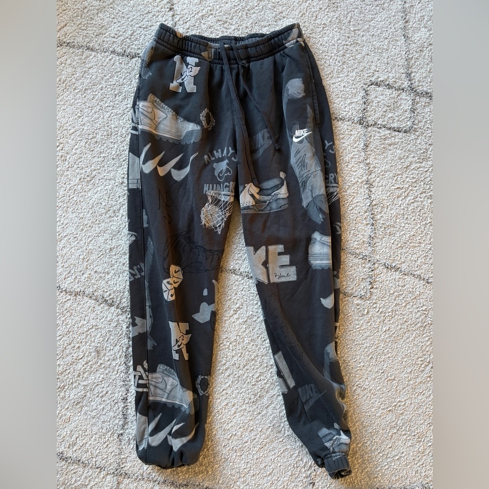 Boy size medium Nike joker/ sweatpants with cool print
